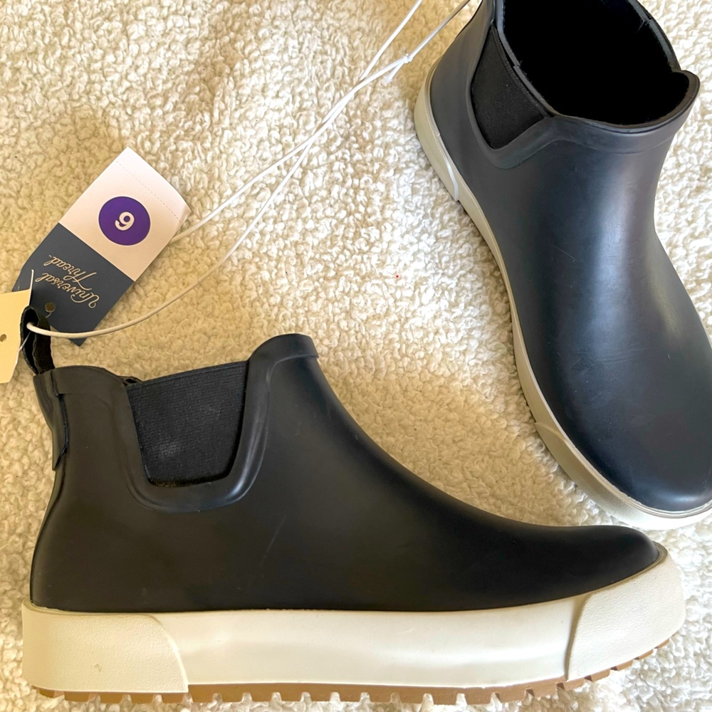 NEW Women’s Universal Thread black ankle rain boots w/white sole
